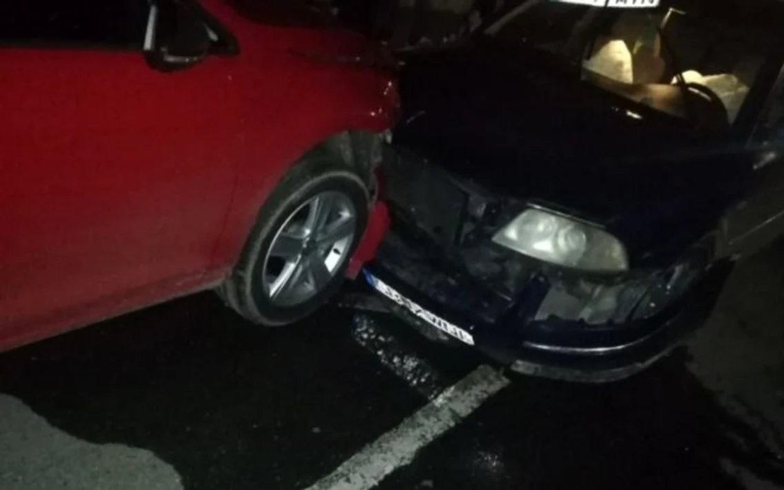 Avarii provocate de un minor de 16 ani care a fugit apoi de la locul incidentul rutier Foto sibiulindependent ro