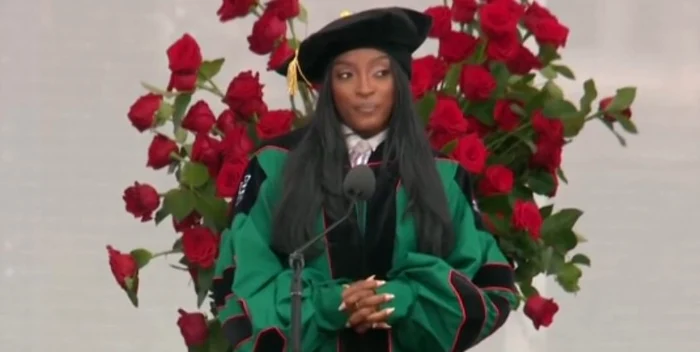 Simone Biles a terminat facultatea