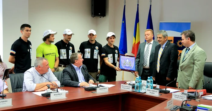 Alpiniştii au participat la deschiderea şedinţei Consiliului Judeţean Cluj.