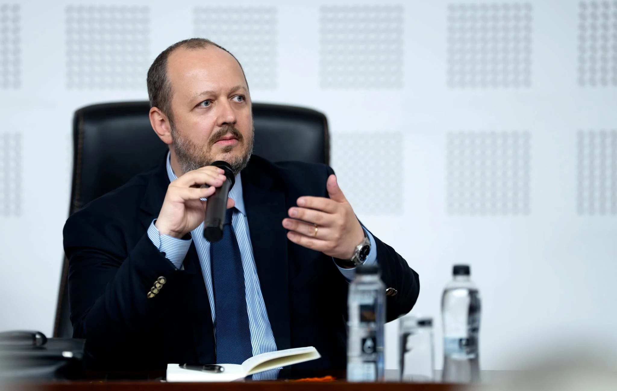 Prima „demisie” din echipa lui Eugen Tomac înaintea votului de învestitură. Adrian Papahagi se retrage: „Mă depășește”