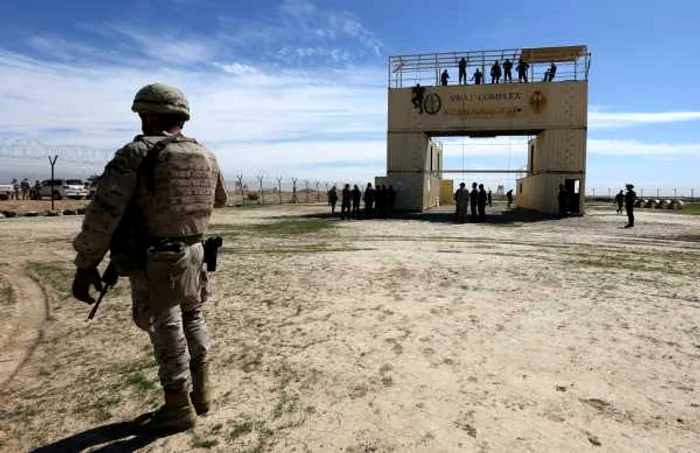 Poliţişti federali irakieni sunt
instruiţi de militari spanioli în cadrul unui curs NATO la baza militară de la
Basmaya la sud de Bagdad 12 martie 2018 FOTO EPA-EFE/AHMED JALIL