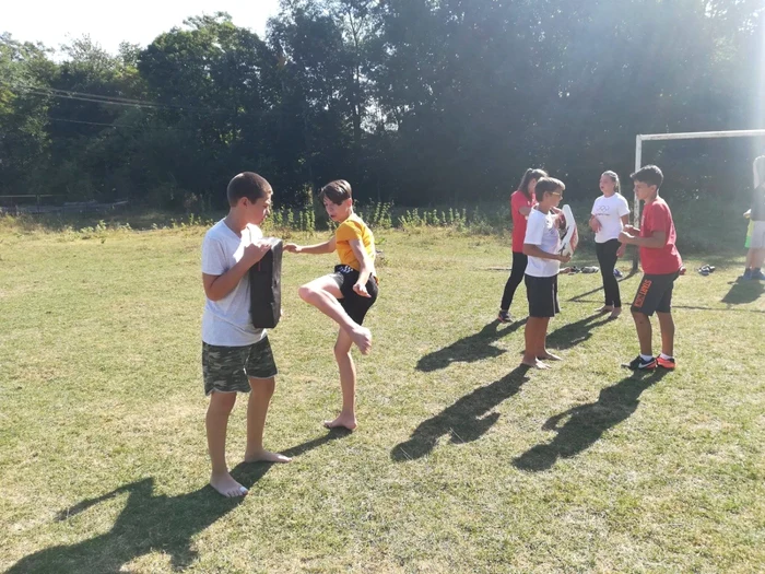 Copii, în timpul lecţiilor de Karate în tabăra de la Agafton FOTO Cosmin Zamfirache