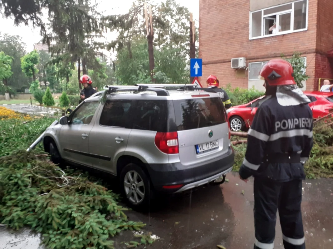 Maşini avariate de copaci şi crengi rupte de o vijelie în Râmnicu Vâlcea Foto ISU Vâlcea