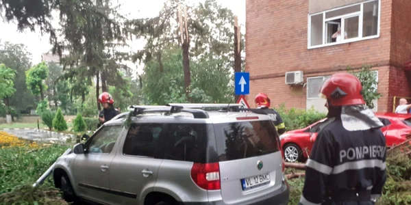 Maşini avariate de copaci şi crengi rupte de o vijelie în Râmnicu Vâlcea Foto ISU Vâlcea