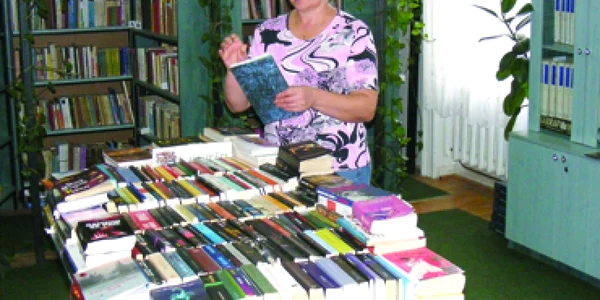Elevii de la Arte fac coadă la bibliotecă