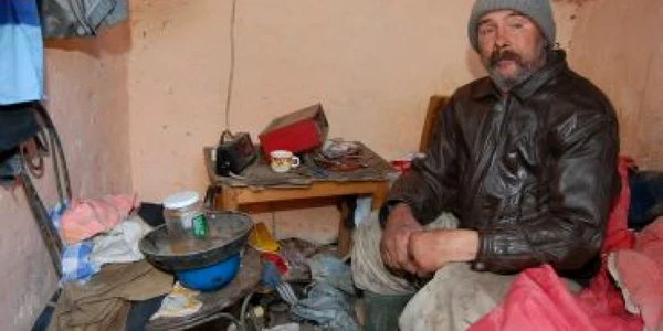 Galaţi: FOTO Sute de gălăţeni trăiesc la marginea oraşului, în cocioabe ca-n Evul mediu