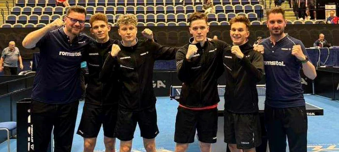 Componenții echipei României U19, celebrând un rezultat frumos la Malmo.
