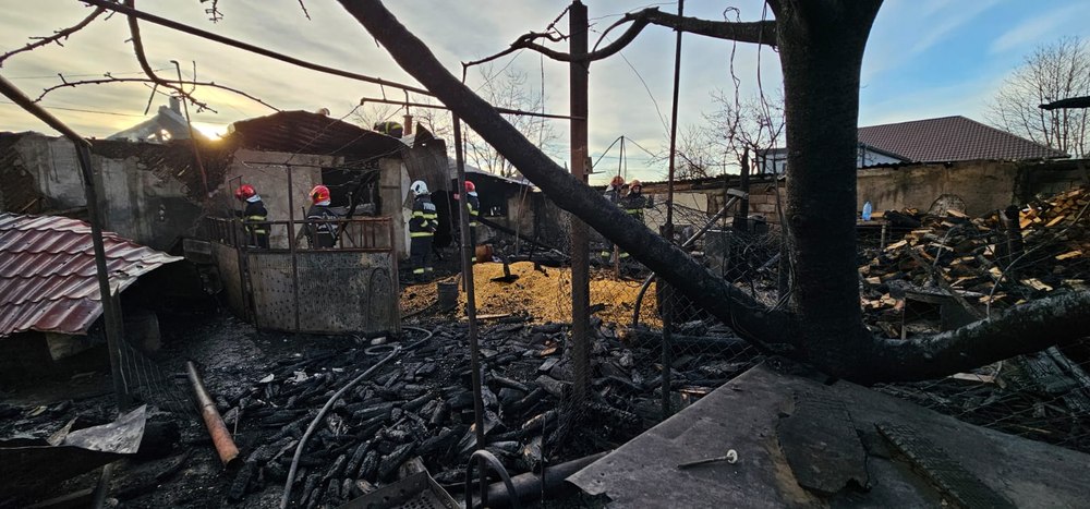 Doar scrum a rămas din locul numit „acasă“. Familie cu doi copii de școală, rămasă fără locuință, în urma unui incendiu
