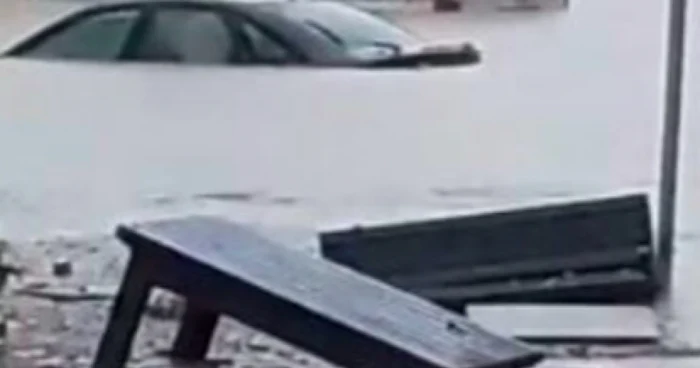 Cernavodă inundată maşini plutind în apă Sursa ISU Dobrogea