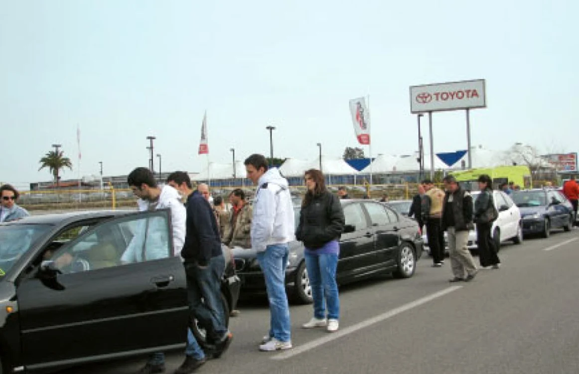 În târgul de maşini din  capitala italiană, românii  stabilesc dinamica preţurilor pieţei 