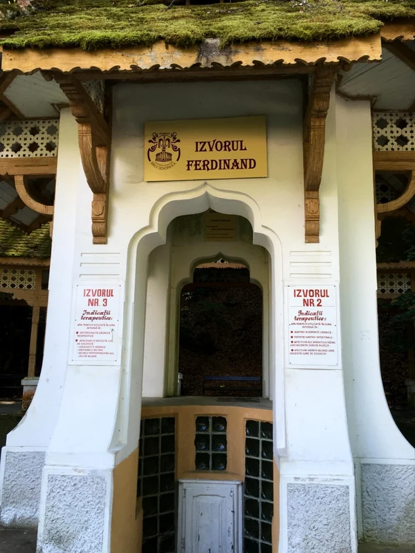 Izvorul Ferdinand I din Băile Govora - Vâlcea cel mai renumit din staţiune - în 2018 Foto Băile Govora