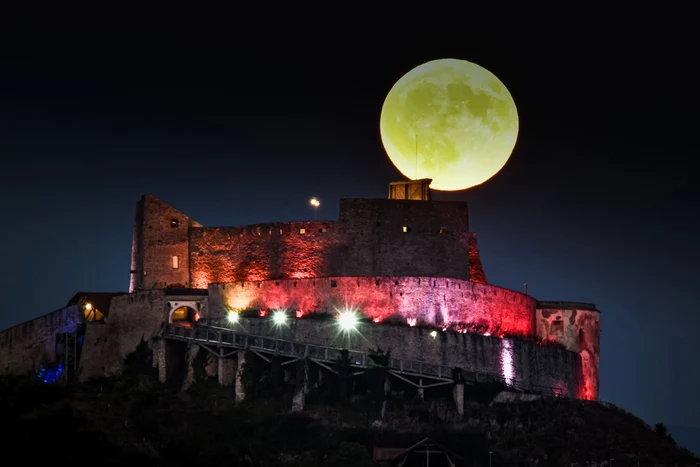 Spectacol pe cer cu luna în prim-plan. Foto: Claudiu Nelega. 