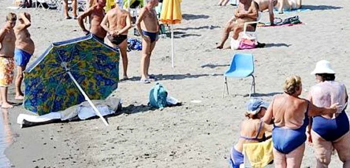Napoli: întinși la plajă lângă un mort