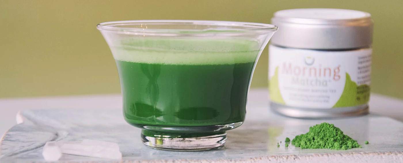 Poate ați auzit deja de ceaiul din pulbere de Matcha, renumit pentru efectul său pozitiv asupra organismului, datorat conținutului de antioxidanți și clorofilă. 