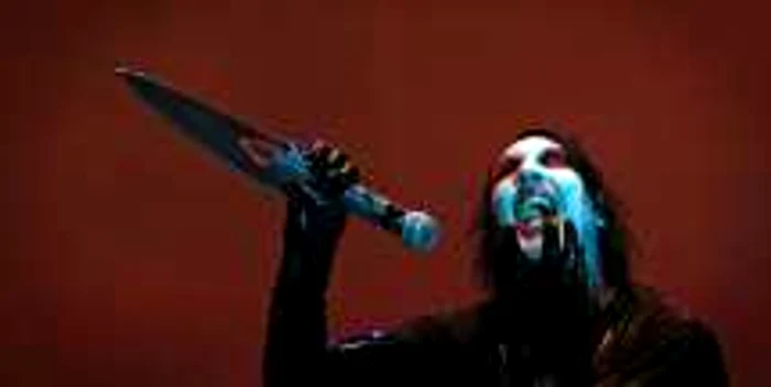 Marilyn Manson este adesea criticat pentru show-urile extreme pe care le pune în scenă FOTO Arhiva Adevărul