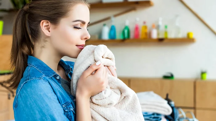 Uleiul natural care îți face rufele moi, parfumate și proaspete. 