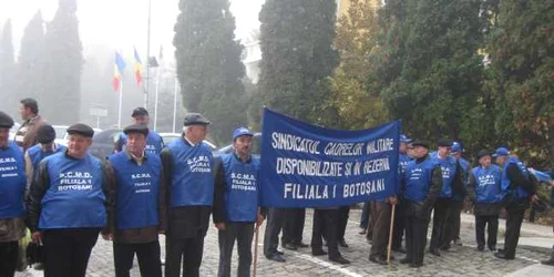 Rezerviştii au pichetat Prefectura timp de o oră