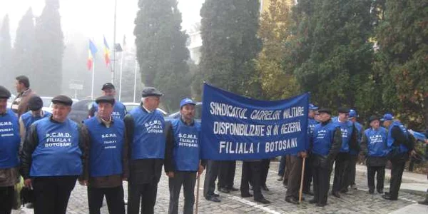Rezerviştii au pichetat Prefectura timp de o oră