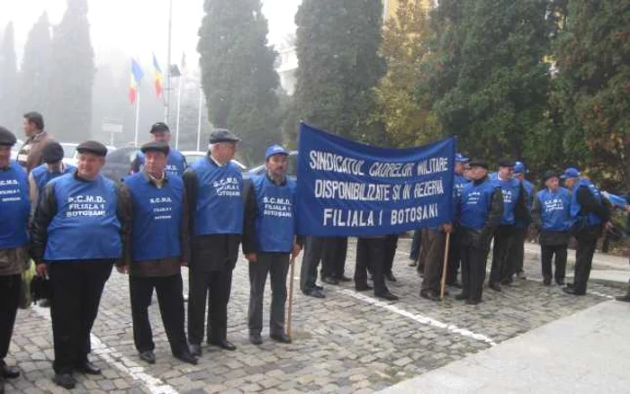 Rezerviştii au pichetat Prefectura timp de o oră