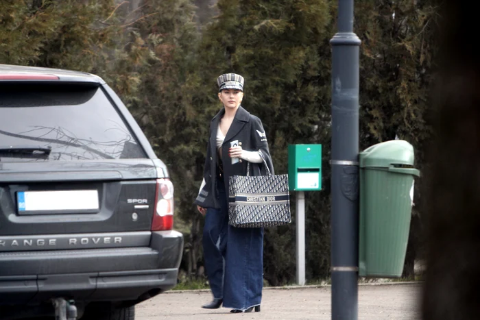 
    Lidia Buble, surprinsă  de fotoreporterii Click!  în zona Radu Beller  din BucureştiFoto: BLITZ   