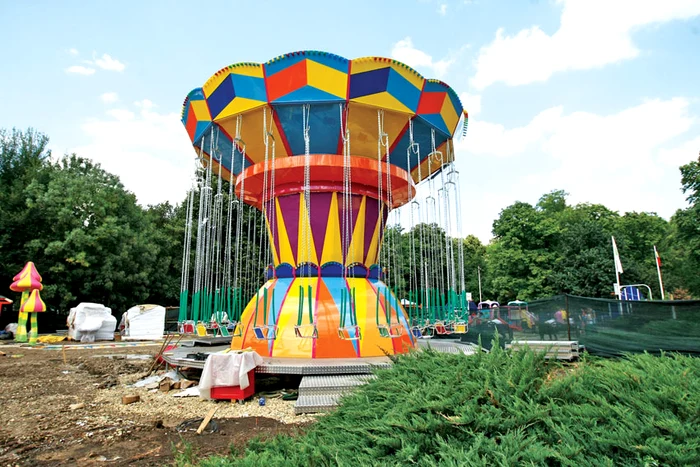 În zonă a fost montat şi cel mai mare carusel din Bucureşti