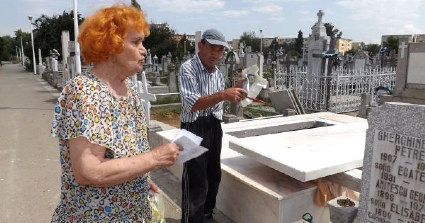 Ecaterina Gherghinescu şi constructorul unui cavou FOTO Corina Macavei