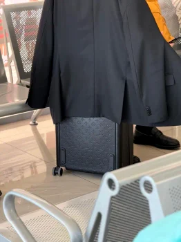 Florin Barbu, fotografiat cu o valiză de lux pe aeroport  Reacția ministrului Agriculturii FOTO2 G4media webp