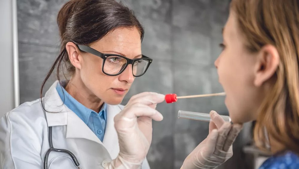 Ce boli grave poate ascunde o respiraţie urât mirositoare. Alimentele care te ajută să scapi de halenă