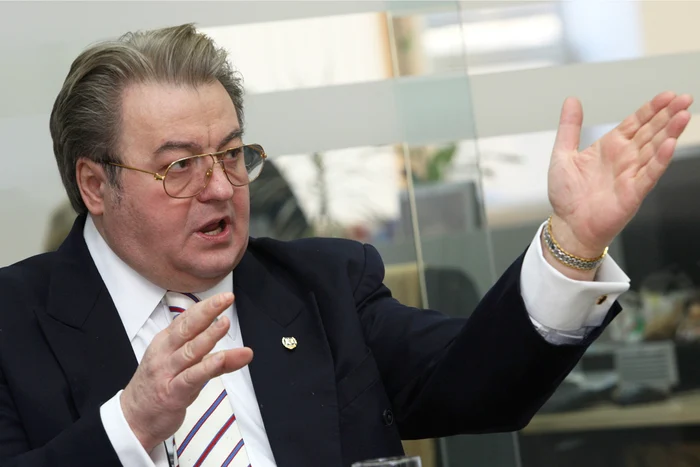 Corneliu Vadim Tudor a fost dus de fiica lui Lidia şi soţia Doina la spital luniFoto: Adevarul