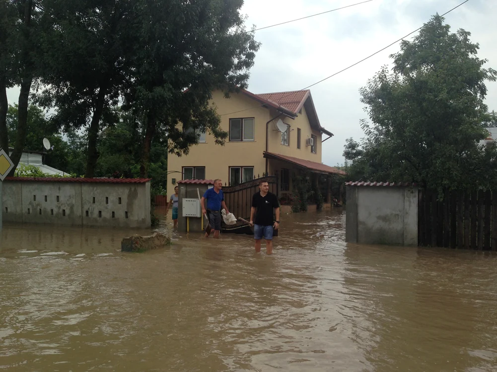 Localnicii și-au făcut saci cu nisip