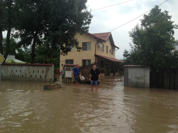 Localnicii și-au făcut saci cu nisip