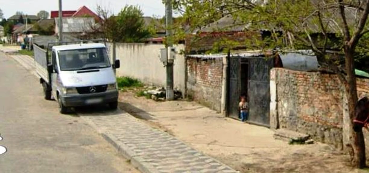 Copilul stă la casa cu porți negre din imagine FOTO: Google Maps