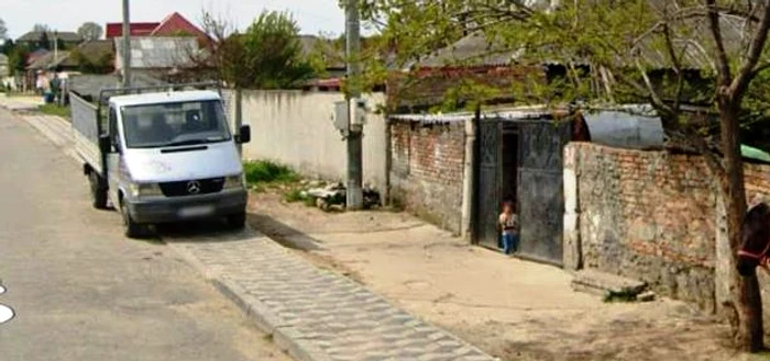 Copilul stă la casa cu porți negre din imagine FOTO: Google Maps