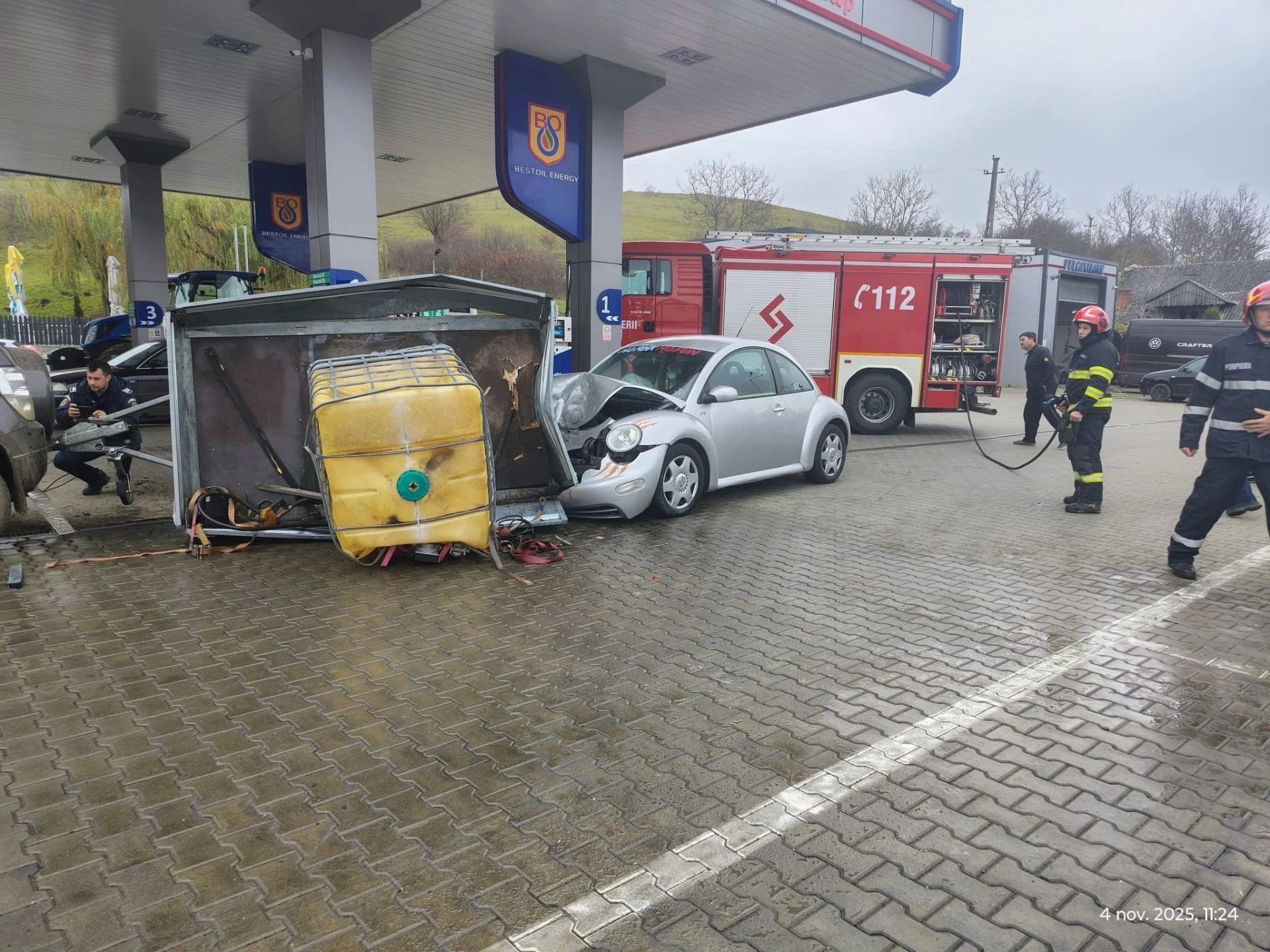 Accident la o benzinărie din Bistrița-Năsăud: 1.000 de litri de motorină s-au scurs dintr-o remorcă