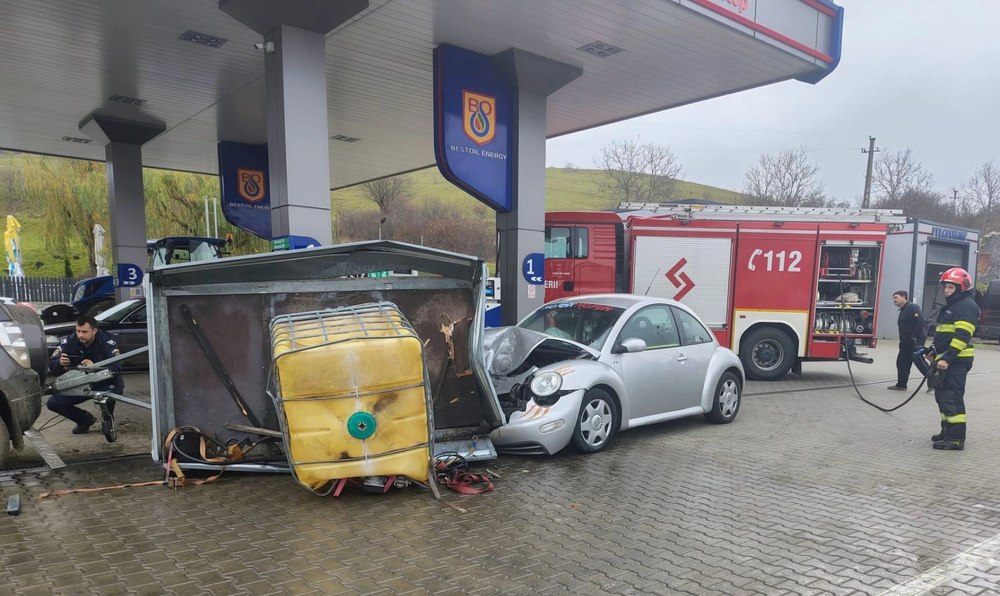Accident la o benzinărie din Bistrița-Năsăud: 1.000 de litri de motorină s-au scurs dintr-o remorcă