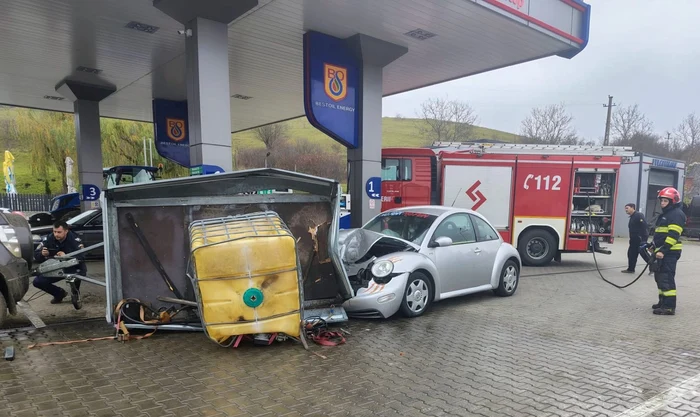 Două mașini s-au ciocnit într-o benzinărie din Bistrița-Năsăud FOTO: ISU