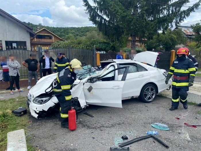 În maşină se aflau şi doi copii. Foto ISU Argeş