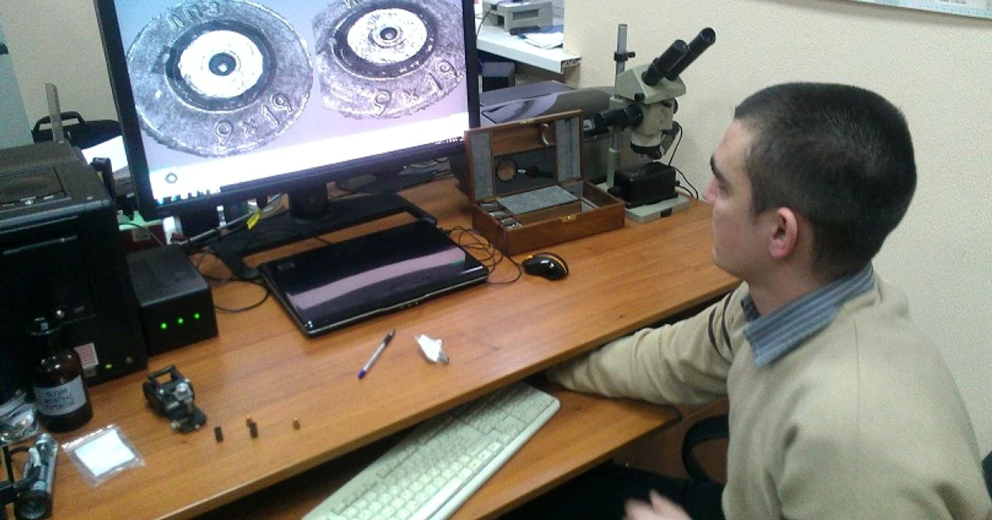 În laboratorul balistic din Chişinău, cartuşele sunt examinate cu ajutorul unui program care afişează imaginile tridimensional Foto: Andrei Rizescu