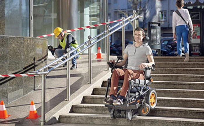 
    Scaunul poate urca rampe cu o înclinaţie de 20 de centimetri  