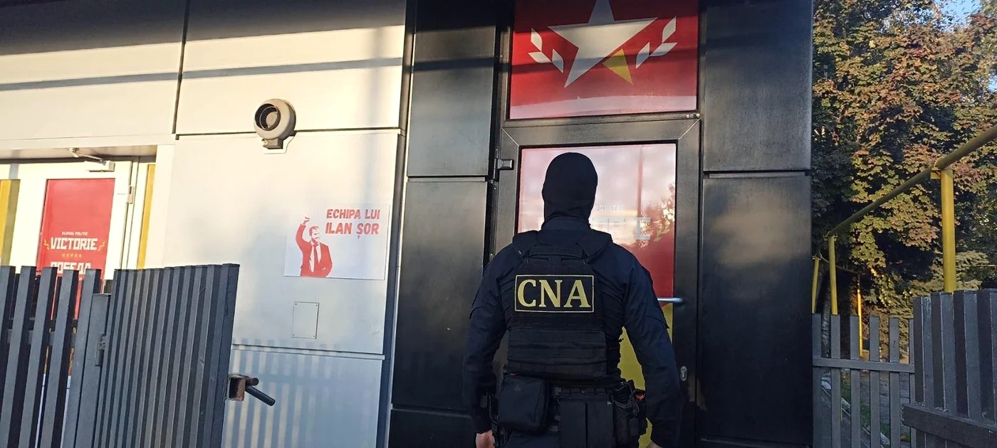 Zece persoane au fost încătușate pentru 72 de ore. FOTO: Cna.md