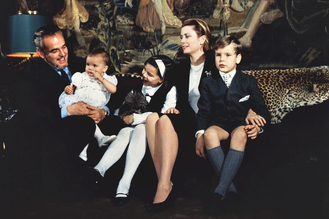 Rainier III şi Grace alături de copiii lor în 1966; şedinţă foto la Palat pentru „Paris Match”