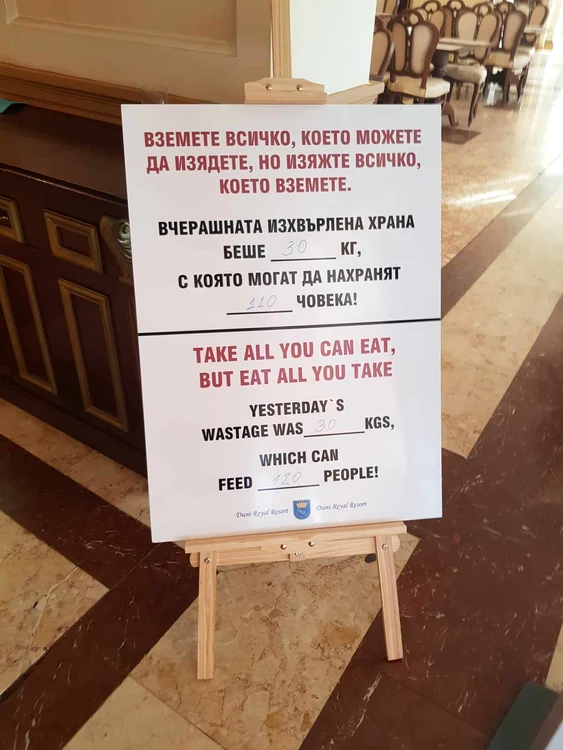 Turiști atenționați că se aruncă prea multă mâncare. FOTO: R.F.