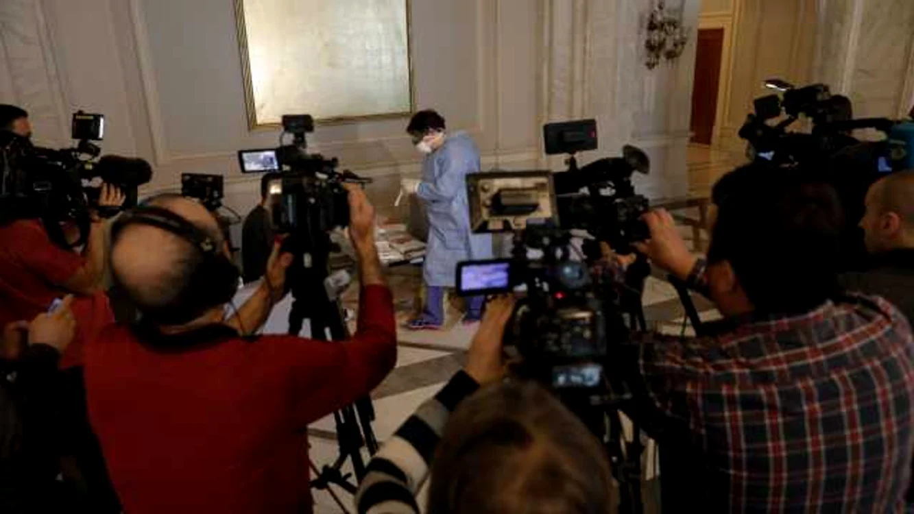 După izbucnirea crizei, parlamentarii şi-au au făcut testele de coronavirus şi acum votează de la distanţă FOTO Inquam Photos / George Călin