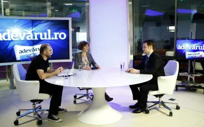 De la stânga la dreapta: Dan Marinescu (redactor-şef „Adevărul”), Ioana Lupea (publicist comentator „Adevărul”), Dan Şova (ministrul delegat pentru Proiecte de Infrastructură de Interes Naţional şi Investiţii Străine), în studioul Adevărul Live FOTO Eduard Enea