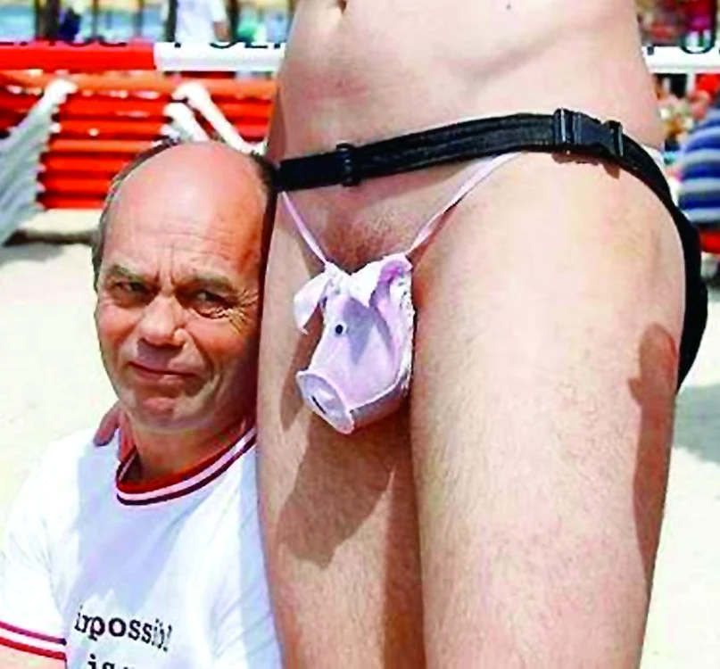 
    Preşedintele lui  St. Pauli, alături  de portarul  echipei sale (Captură: BILD)  