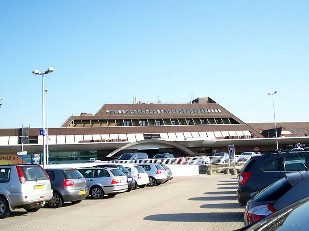 
    Aeroportul din Strasbourg a fost evacuat în urma unei alerte cu bombă   