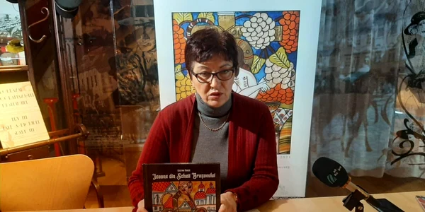 Muzeograful Cristina Tănase s-a ocupat de catalogul cu icoane pe sticlă FOTO Ioan Buciumar