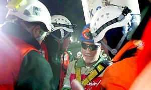 Mario Sepulveda, în vârstă de 39 de ani,  a fost al doilea miner salvat  El i a strâns în braţe pe cei din jur jpeg