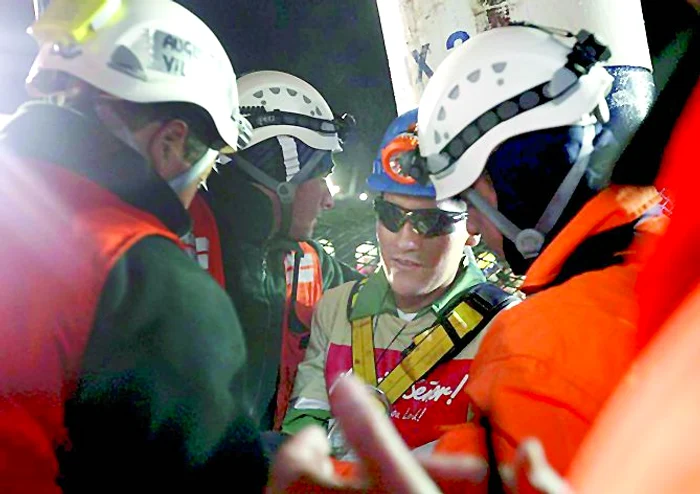 Mario Sepulveda, în vârstă de 39 de ani, a fost al doilea miner salvat. El i-a strâns în braţe pe cei din jur