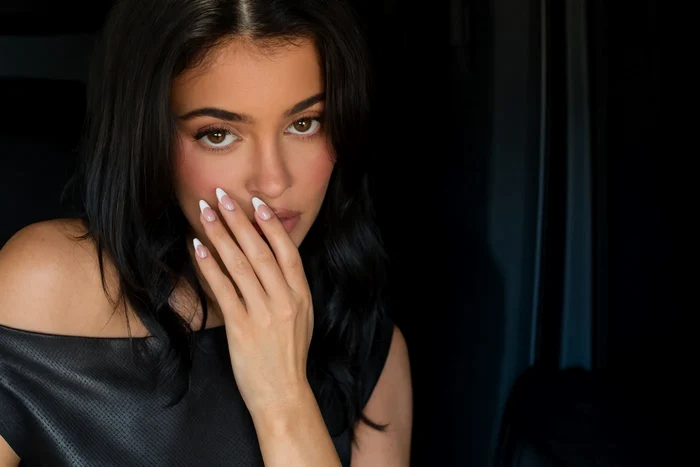 Manichiura franțuzească a revenit la modă.